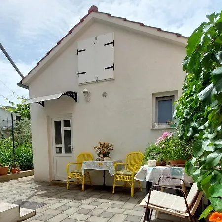 Garden House Apartment