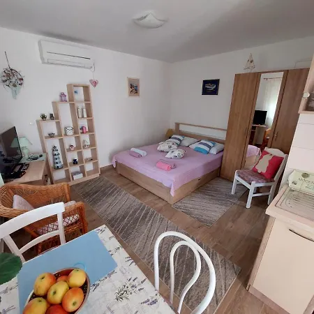 Garden House Apartment *